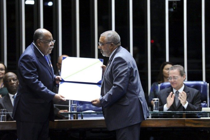 Em 2014, Benedito (esq.) recebeu do senador Paulo Paim (dir.) a Comenda Senador Abdias Nascimento - (crédito: Edilson Rodrigues/Agência Senado ) Em 2014, Benedito (esq.) recebeu do senador Paulo Paim (dir.) a Comenda Senador Abdias Nascimento - (crédito: Edilson Rodrigues/Agência Senado )