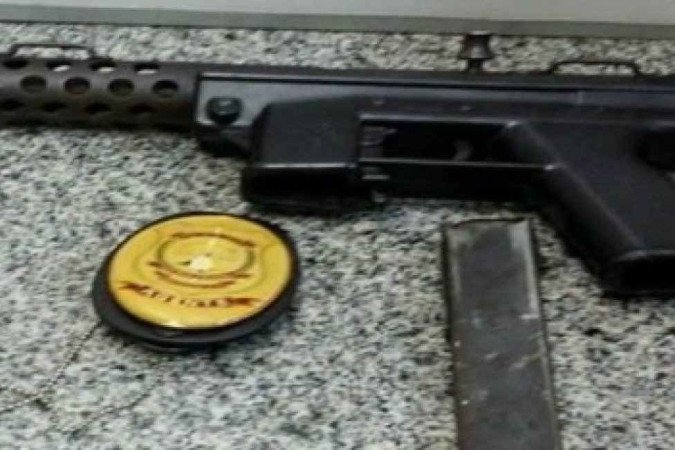 Submetralhadora foi apreendida em posse de um dos traficantes