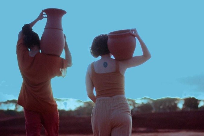 Cena de performance que integra o espetáculo 'Terra Vermelha', da Cia Estupenda Trupe de Brasília, que será apresentado nos dias 27 e 28 de junho na Rodoviária do Plano Piloto