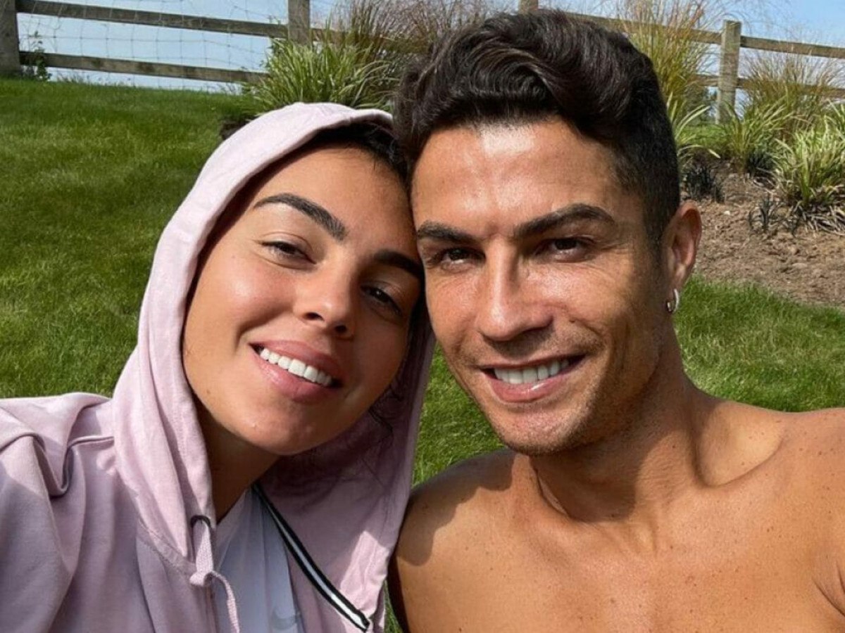 Mulher de Cristiano Ronaldo arrasa de biquíni e incendeia o clima ao exibir seu corpaço