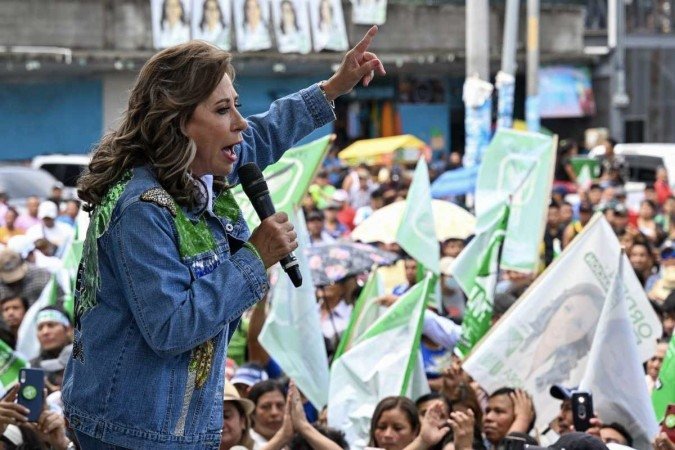 Na votação do último domingo o seu adversário, o progressista Bernardo Arévalo, venceu com folga a disputa considerada crucial para democracia - (crédito: AFP) Na votação do último domingo o seu adversário, o progressista Bernardo Arévalo, venceu com folga a disputa considerada crucial para democracia - (crédito: AFP)