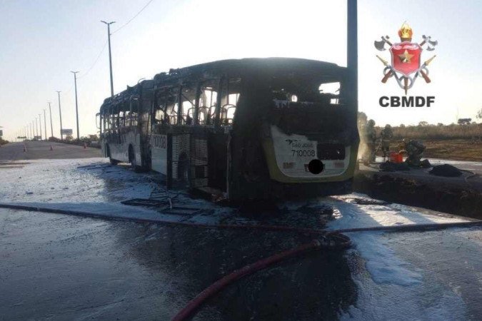 Ônibus fica em chamas na via Estrutural 