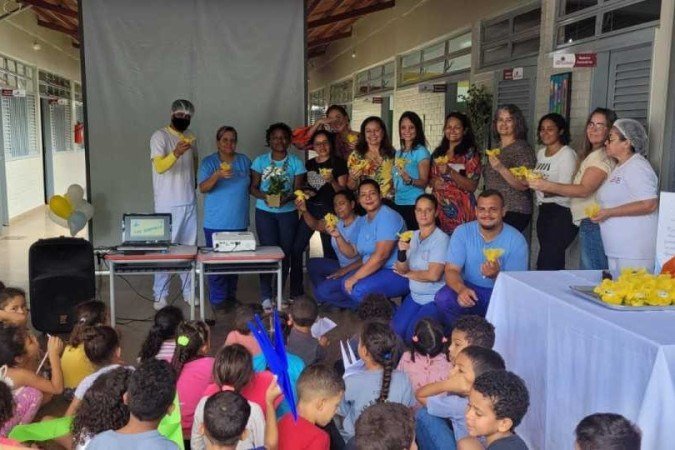 Alunos do São Bartolomeu trabalhando em um dos encontros mensais do Semeando a Paz 