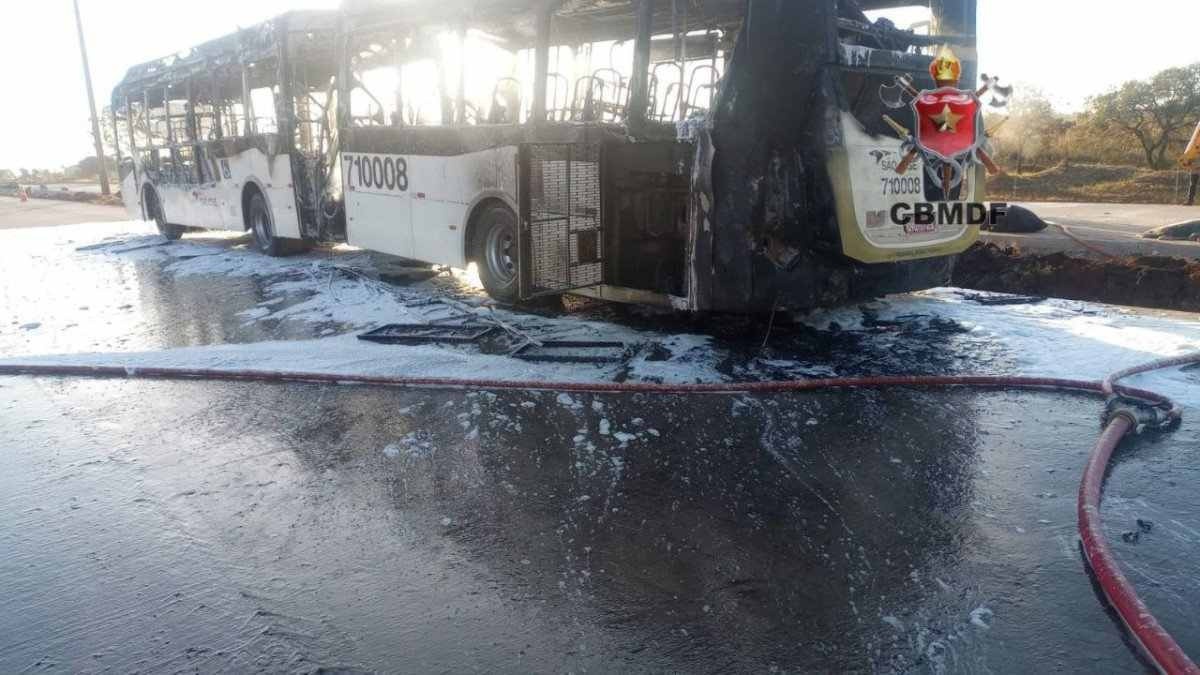 Ônibus pega fogo e causa engarrafamento na via Estrutural. Vídeo