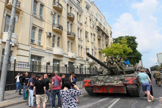 Moradores da cidade de Rostov-On-Don observam tanque de guerra do Grupo Wagner