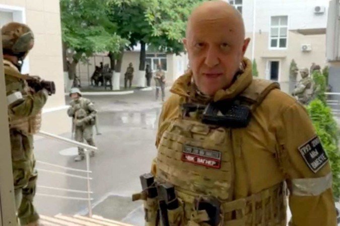  This video grab taken from handout footage posted on June 24, 2023 on the Telegram account of the press service of Concord -- a company linked to the chief of Russian mercenary group Wagner, Yevgeny Prigozhin -- shows Yevgeny Prigozhin speaking inside the headquarters of the Russian southern military district in the city of Rostov-on-Don. The head of Wagner mercenary group Yevgeny Prigozhin announced on June 24, 2023 that he was inside the army headquarters in Rostov-on-Don in southern Russia, and that his fighters controlled the city's military sites. (Photo by Handout / TELEGRAM/ @concordgroup_official / AFP) / RESTRICTED TO EDITORIAL USE - MANDATORY CREDIT 