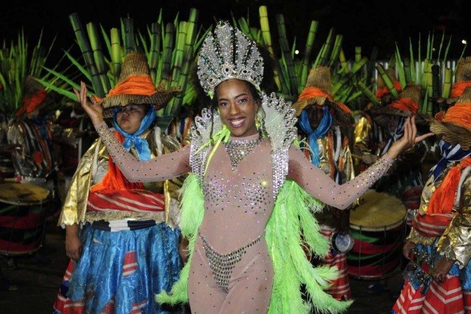 Desfiles das escolas de samba  marcam o carnaval fora de época em Brasília
