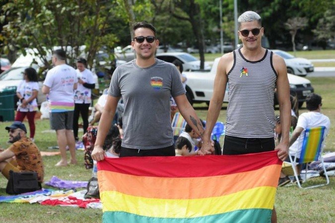  25/06/2023. CrÃ©dito: Minervino JÃºnior/CB/D.A Press. Brasil.  Brasilia - DF. Carnaval 2023. Piquenique em comemoraÃ§Ã£o ao orgulho LGBT no eixÃ£o do lazer. Michel Platini e Rafael Lira.