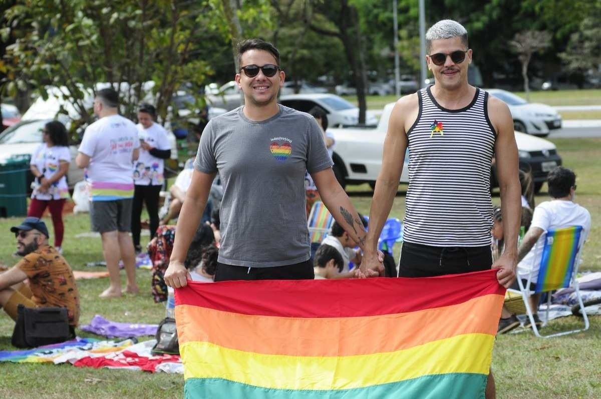  25/06/2023. Crédito: Minervino Júnior/CB/D.A Press. Brasil.  Brasilia - DF. Carnaval 2023. Piquenique em comemoração ao orgulho LGBT no eixão do lazer. Michel Platini e Rafael Lira.