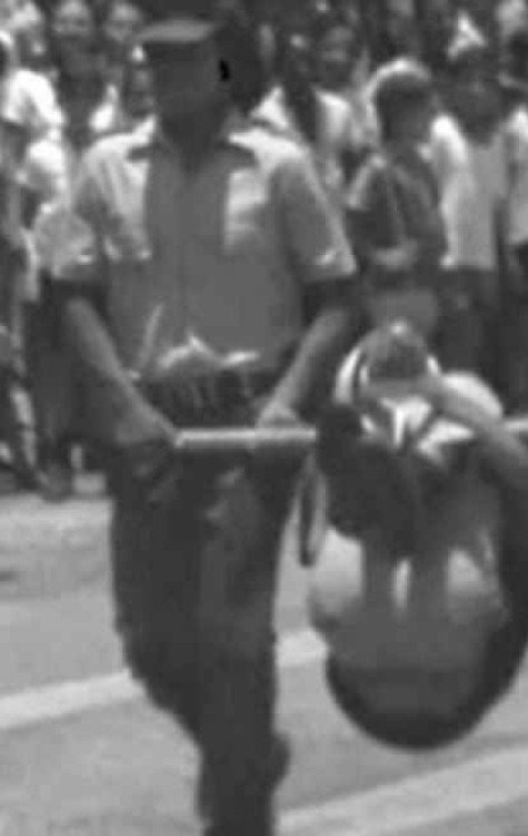 Indígena Krenak sendo carregado em pau de arara por militares -  (crédito: Reprodução/Jesco Puttkamer)
