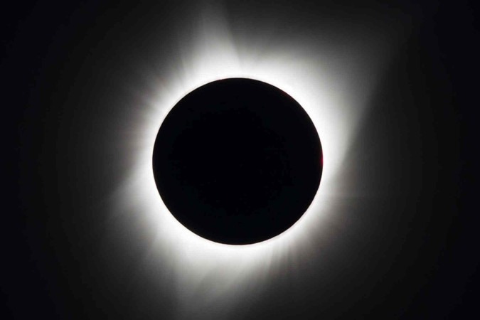 Um eclipse do Sol ocorre quando a Lua fica entre o Sol e a Terra projetando uma sombra sobre a Terra -  (crédito: NASA/Aubrey Gemignani)