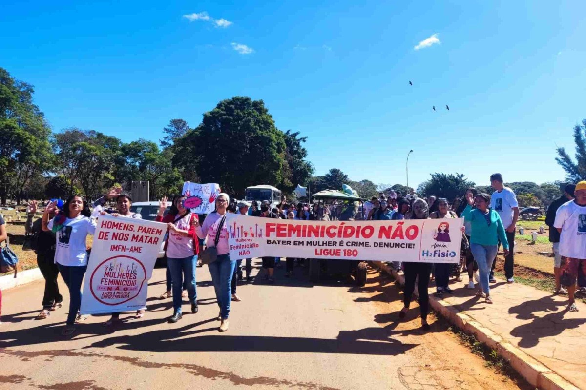 Sepultamento de Emily da Silva tem passeata por justiça contra feminicídio