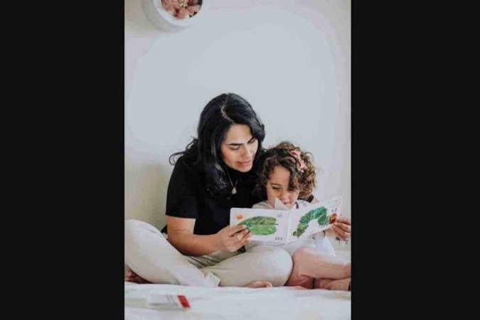 Renata Guimarães lê para Isabela, 4 anos, desde os 4 meses e percebe o quanto a filha é cada vez mais criativa e curiosa