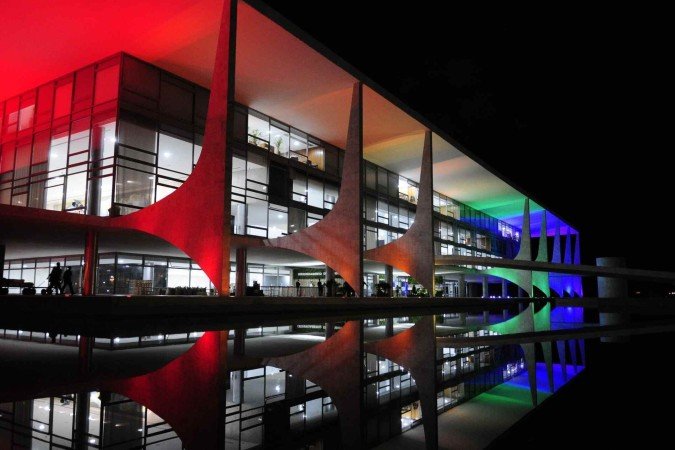 27/06/2023. Crédito: Minervino Júnior/CB/D.A Press. Brasil. Brasilia - DF. Iluminação em homenagem ao dia do LGBT no Palácio do Planalto. - (crédito: Minervino Júnior/CB/D.A.Press) 27/06/2023. Crédito: Minervino Júnior/CB/D.A Press. Brasil. Brasilia - DF. Iluminação em homenagem ao dia do LGBT no Palácio do Planalto. - (crédito: Minervino Júnior/CB/D.A.Press)
