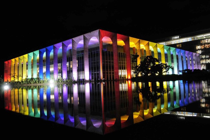 Palácio Itamaraty iluminado em homenagem ao Dia do Orgulho LGBT -  (crédito: Minervino Júnior/CB/D.A.Press)