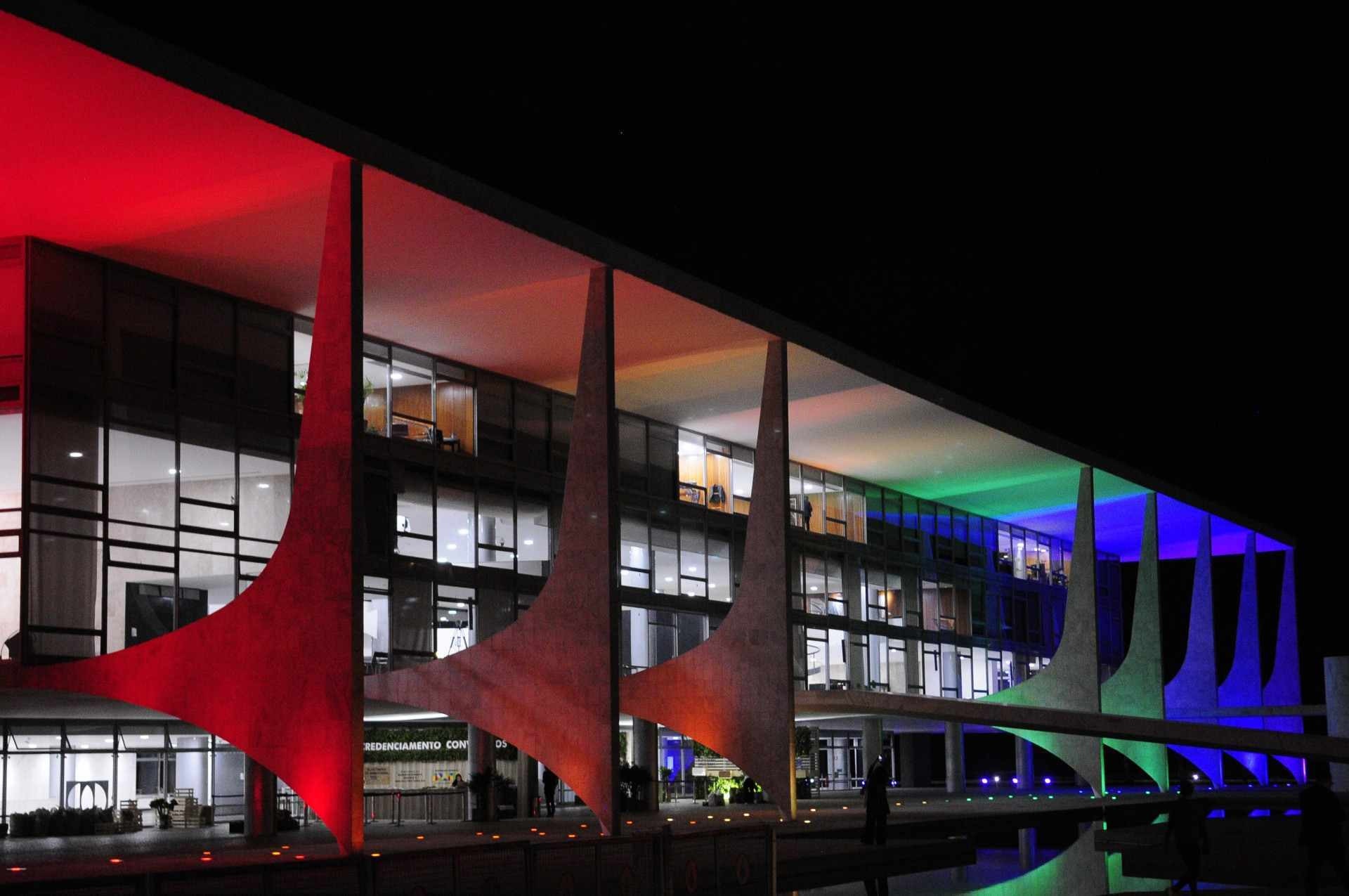 Planalto se ilumina de arco-íris para celebrar a dignidade