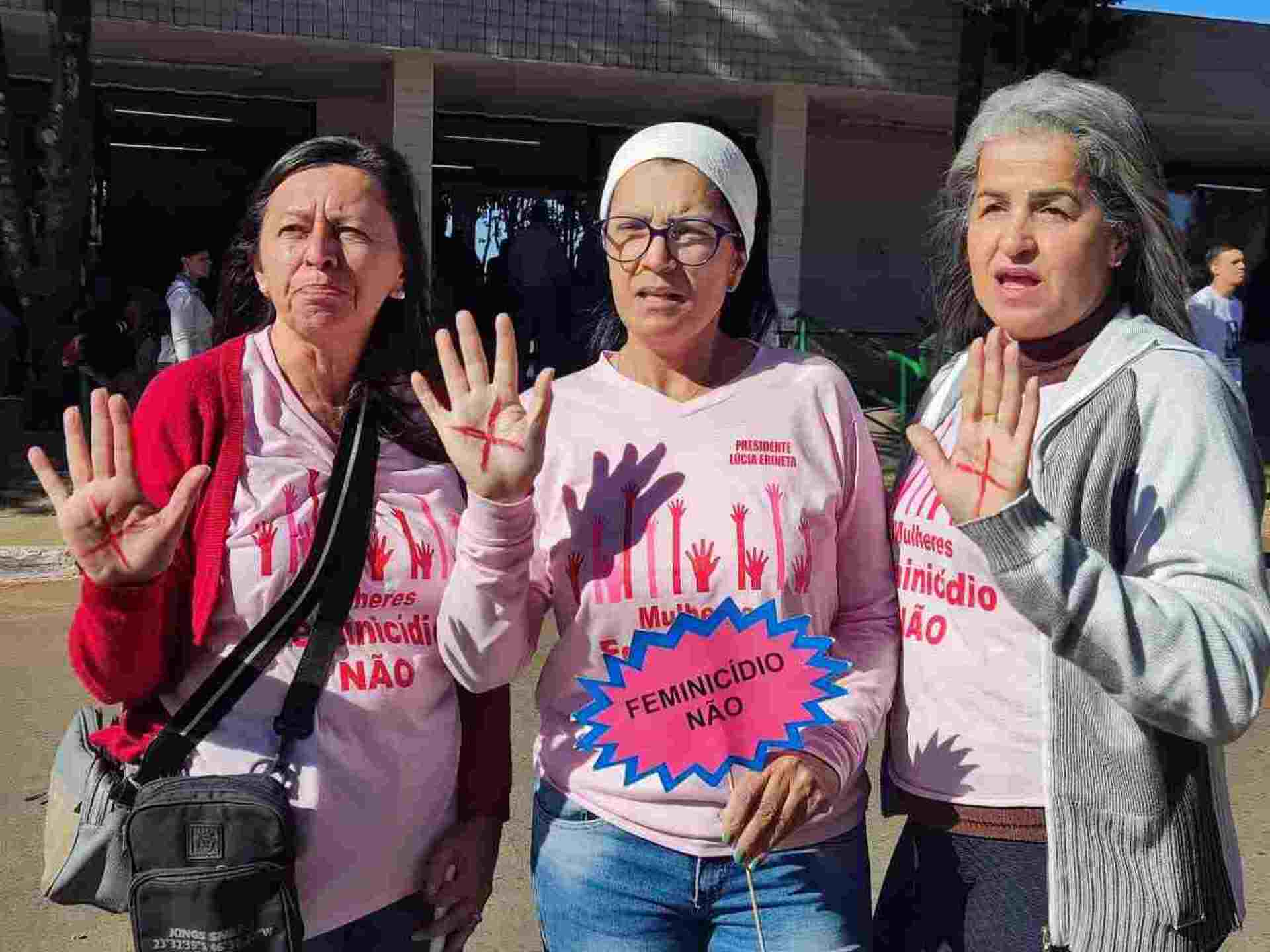 Manifestantes do Instituto Mulheres Feminicídio Não Francisca Rodrigues, 57, Lúcia Erineta, 55, e Tânia Lacerda, 56