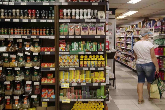 Das oito atividades pesquisadas, cinco avançaram em abril, com destaque para hiper, supermercados, produtos alimentícios, bebidas e fumo -  (crédito: Tânia Rêgo/Agência Brasil)