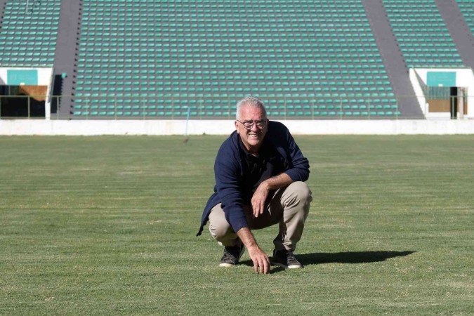  28/06/2023 Credito: Ed Alves/CB/DA.Press. Esportes. Reforma do Estadio Bezerrão e Reforma do Gramado. Na foto, David Lins. 