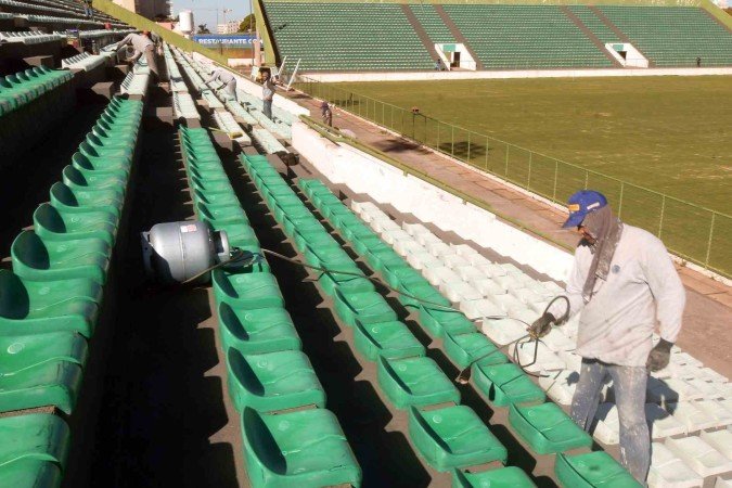  28/06/2023 Credito: Ed Alves/CB/DA.Press. Esportes. Reforma do Estadio Bezerrão e Reforma do Gramado. 