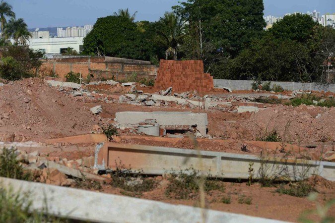 Destroços de Condomínio na rua 6 