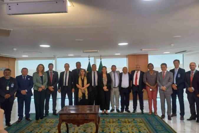 Deputados distritais, federais, senadores e integrantes do governo federal estavam presentes no Planalto para assinatura do reajuste, que será enviado ao Congresso