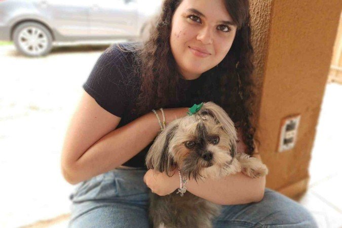 A publicitária Luisa Niederauer 
e a shih tzu Nina