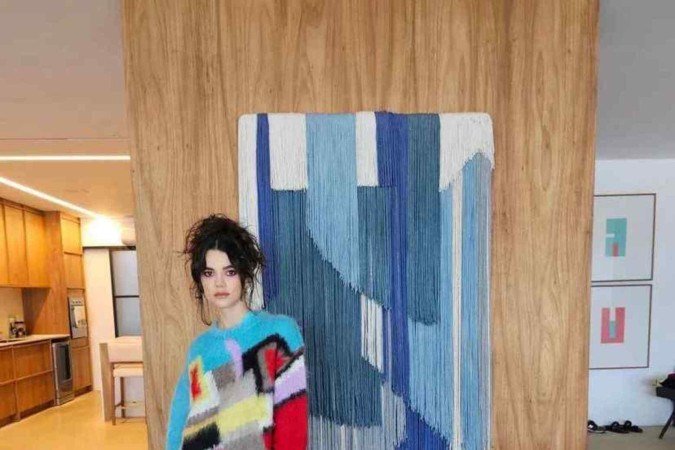 A cantora Manu Gavassi usando um look composto por peças de texturas e padronagens diferentes