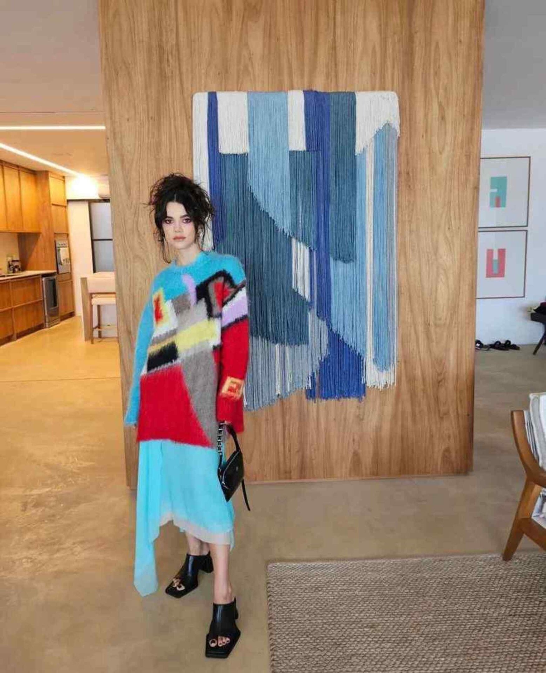 A cantora Manu Gavassi usando um look composto por peças de texturas e padronagens diferentes A cantora Manu Gavassi usando um look composto por peças de texturas e padronagens diferentes