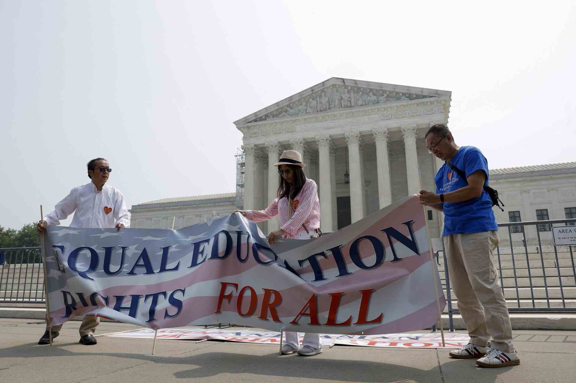 Ativistas da Coalizão Ásia-Americana para a Educação, contrários ao sistema de admissão que avalia a raça, participam de ato em frente ao prédio da Suprema Corte 