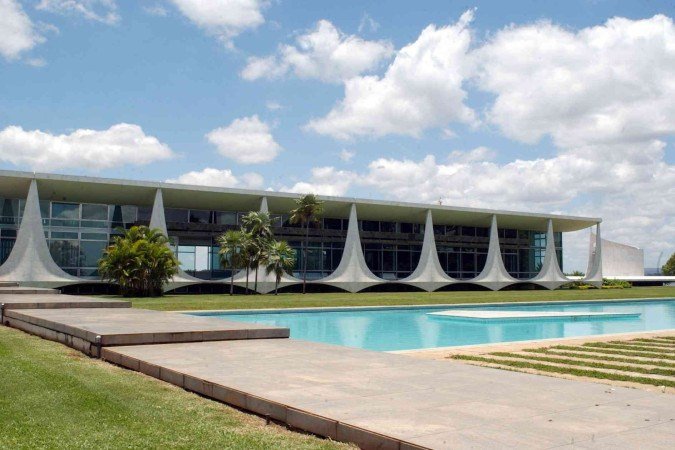 As colunas se apoiam no terreno por um de seus vértices, fazendo desaparecer a ideia de peso        -  (crédito: Zuleika de Souza/CB/D.A Press)