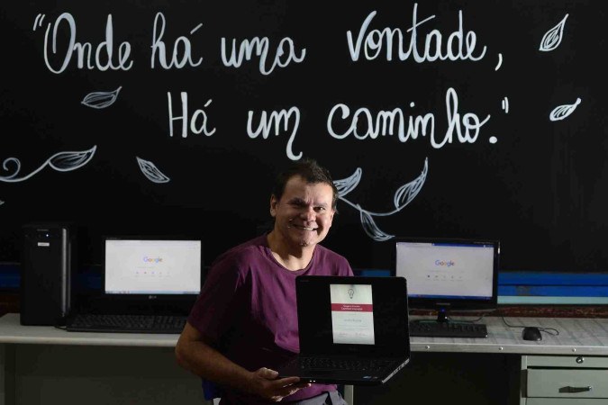 O professor André Rocha, do CED INCRA 8, coordena o trabalho de tecnologia na escola, com alunos e professores -  (crédito:  Marcelo Ferreira/CB/D.A Press)