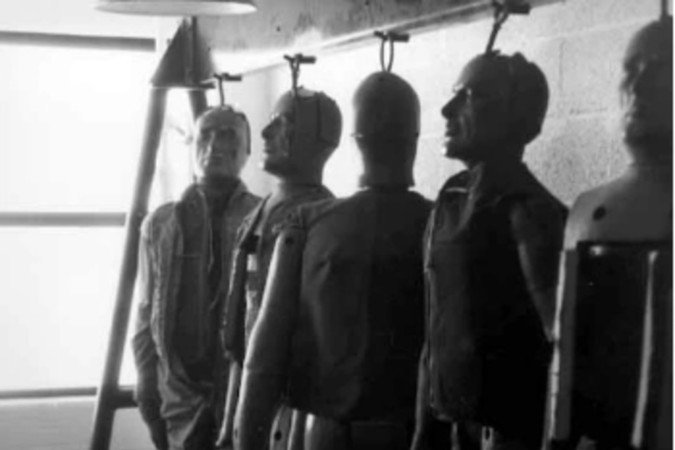 Em 1997, o governo dos Estados Unidos, através do Quartel General das Forças Armadas, publicaram um relatório em que afirmam que o incidente de Roswell resultou de um balão do Projeto Mogul e de bonecos de teste - (crédito: The Roswell Report: Case Closed) Em 1997, o governo dos Estados Unidos, através do Quartel General das Forças Armadas, publicaram um relatório em que afirmam que o incidente de Roswell resultou de um balão do Projeto Mogul e de bonecos de teste - (crédito: The Roswell Report: Case Closed)