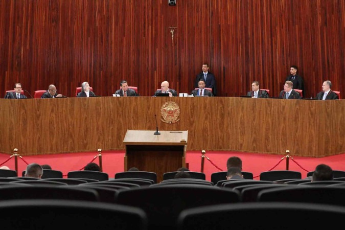 Serão julgadas três ações de investigação judicial eleitoral que também pedem a inelegibilidade de Bolsonaro -  (crédito: Alejandro Zambrana/Secom/TSE)