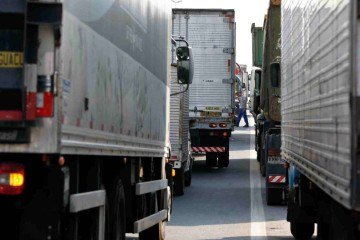 Orientação é para que os caminhoneiros parem desde as 0h de hoje, até que a medida provisória seja colocada na pauta do Senado Federal - (crédito: Tânia Rêgo/Agência Brasil) Orientação é para que os caminhoneiros parem desde as 0h de hoje, até que a medida provisória seja colocada na pauta do Senado Federal - (crédito: Tânia Rêgo/Agência Brasil)