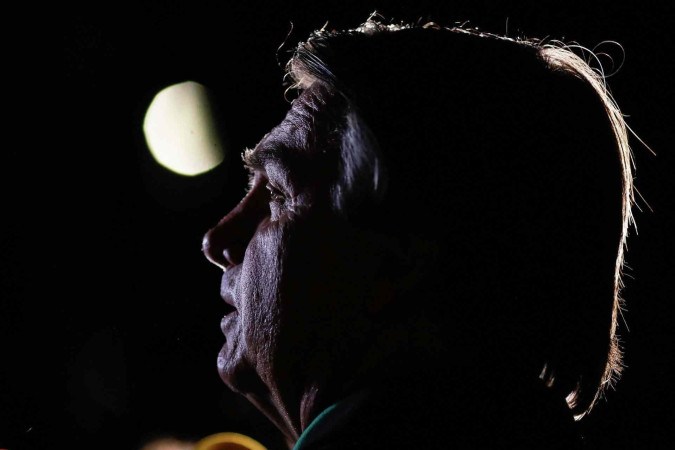 O ex-presidente Jair Bolsonaro fala à imprensa no Aeroporto Internacional Juscelino Kubitschek, em Brasília, em 30 de junho de 2023, logo após ser considerado inelegível pelo TSE.
 -  (crédito: Sergio Lima/AFP)