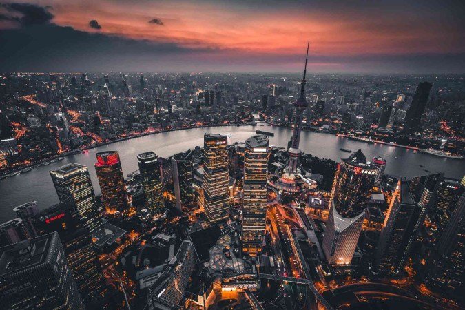 Noite na cidade chinesa de Xangai: cientistas destacam que poluição luminosa tem crescido em intensidade e abrangência geográfica - (crédito: Denys Nevozhai/Unsplash) Noite na cidade chinesa de Xangai: cientistas destacam que poluição luminosa tem crescido em intensidade e abrangência geográfica - (crédito: Denys Nevozhai/Unsplash)
