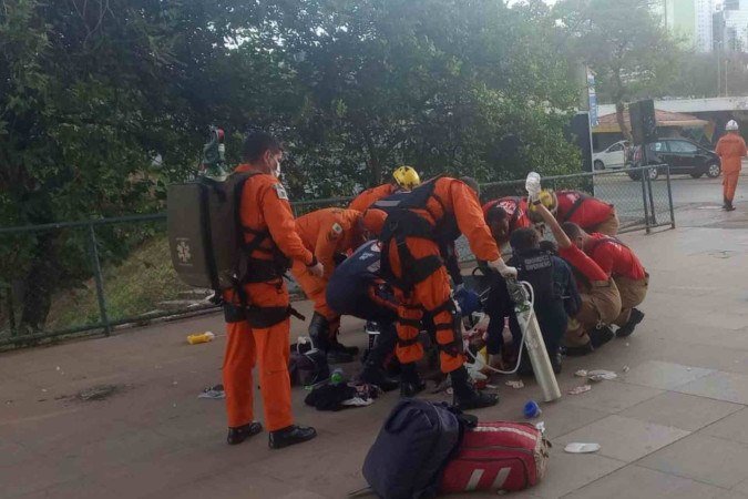 A queda do trabalhador se deu de uma altura de seis metros - (crédito: Serviço Operacional de Informação Pública/ Divulgação) A queda do trabalhador se deu de uma altura de seis metros - (crédito: Serviço Operacional de Informação Pública/ Divulgação)