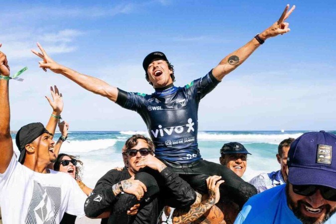 Filipe Toledo conquista título do Circuito Mundial de Surfe