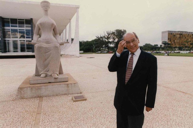Em frente ao Supremo, em 1997, quando era presidente da Corte pela segunda vez - (crédito: Claudio Versiani/CB/D.A Press) Em frente ao Supremo, em 1997, quando era presidente da Corte pela segunda vez - (crédito: Claudio Versiani/CB/D.A Press)
