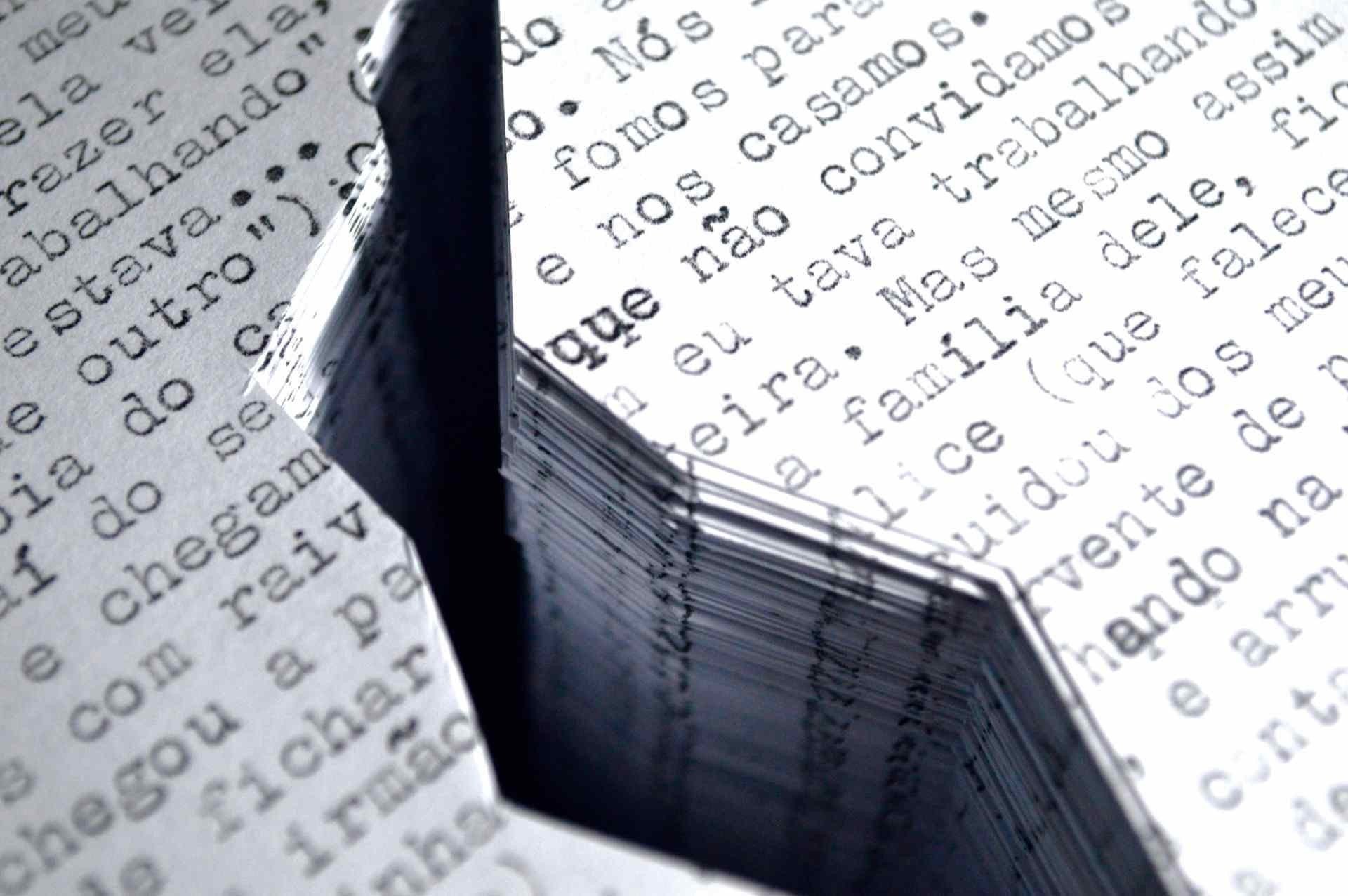 Silêncios e ausências contam histórias nos desenhos de Guilherme Moreira