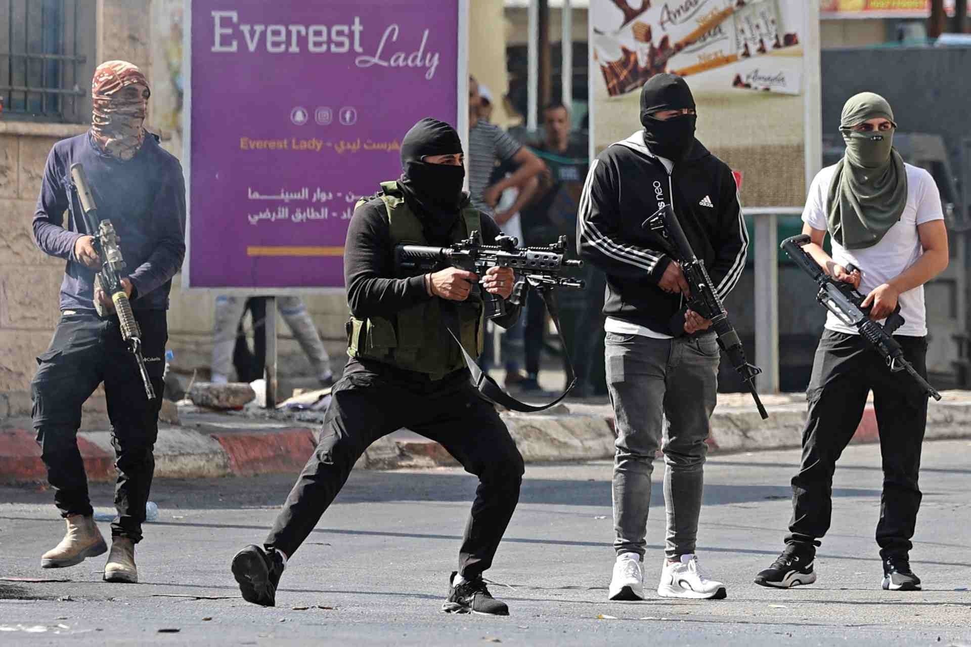 Militantes armados palestinos disparam contra blindados israelenses em Jenin
