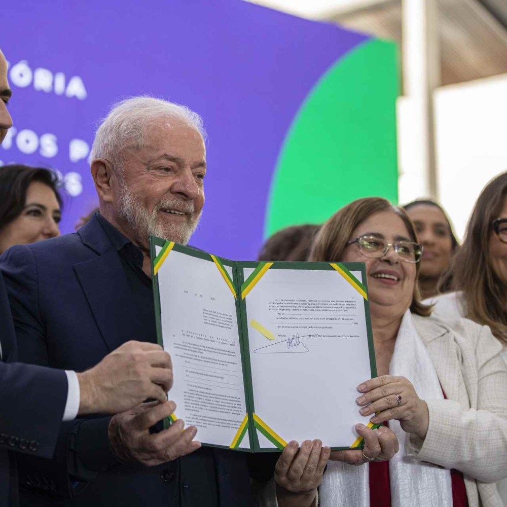 Lula sanciona lei que assegura igualdade salarial entre homens e