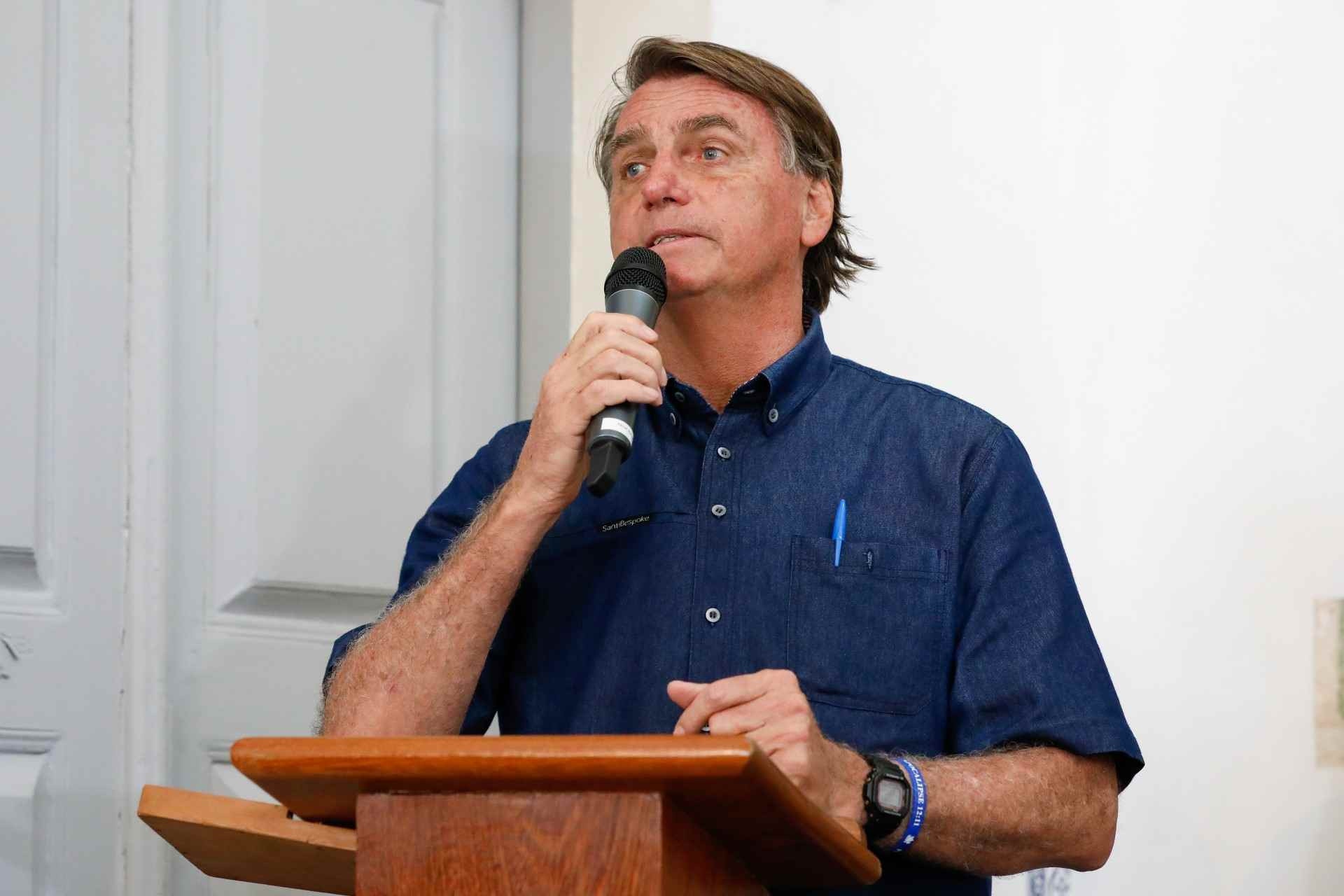 Mercado obrigou empregados usar slogan de Bolsonaro em uniforme