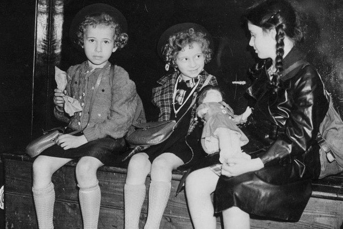 Por muito tempo, elas foram conhecidas apenas como as 'três garotinhas', mas agora sabemos que são Ruth, Inge e Hanna (da esquerda para a direita) - (crédito: Getty Images) Por muito tempo, elas foram conhecidas apenas como as 'três garotinhas', mas agora sabemos que são Ruth, Inge e Hanna (da esquerda para a direita) - (crédito: Getty Images)