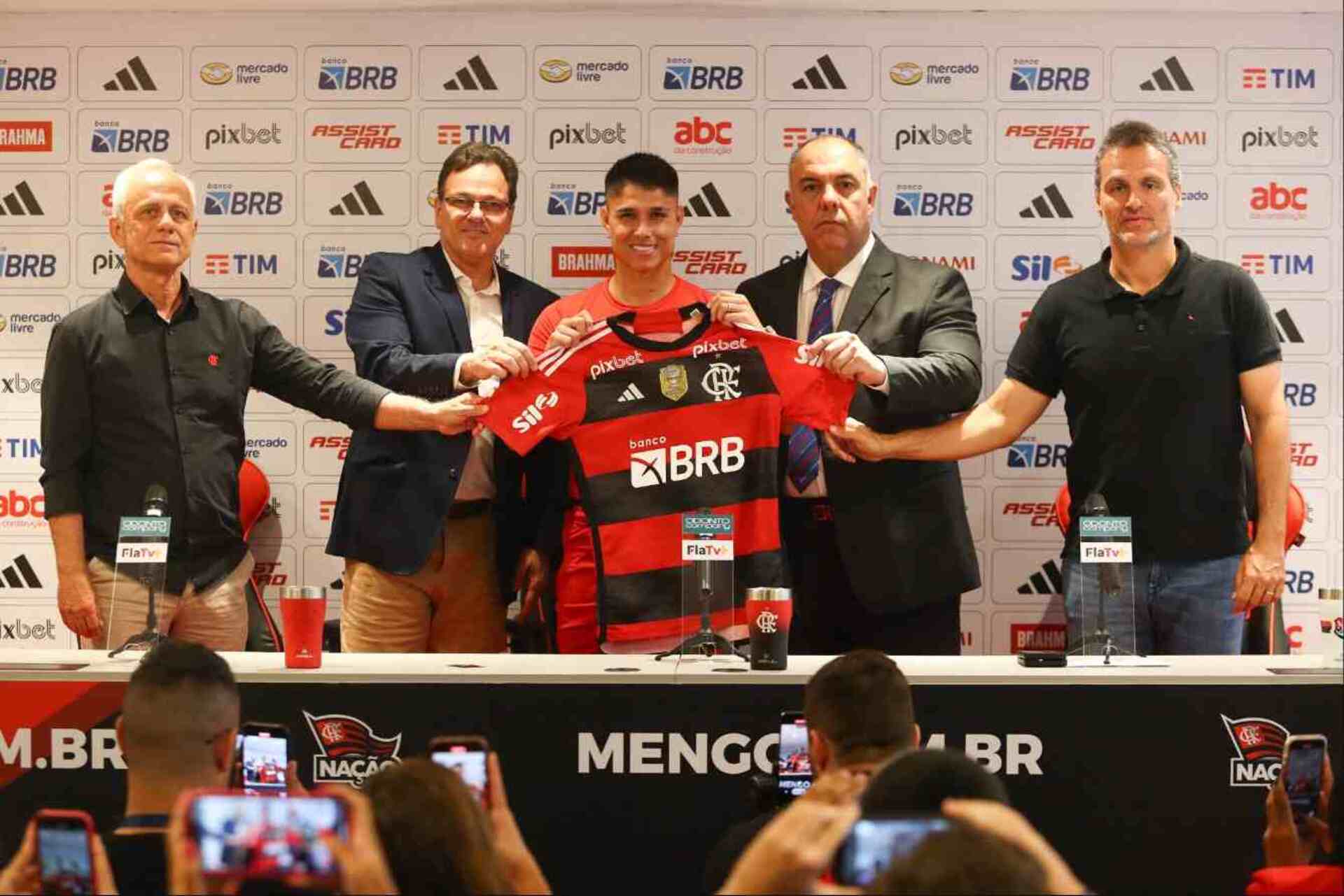 Atacante Luiz Araújo recebe a camisa do Flamengo da cúpula rubro-negra no NInho do Urubu na abertura da janela de transferências -  (crédito: Foto: Gilvan de Souza / CRF)