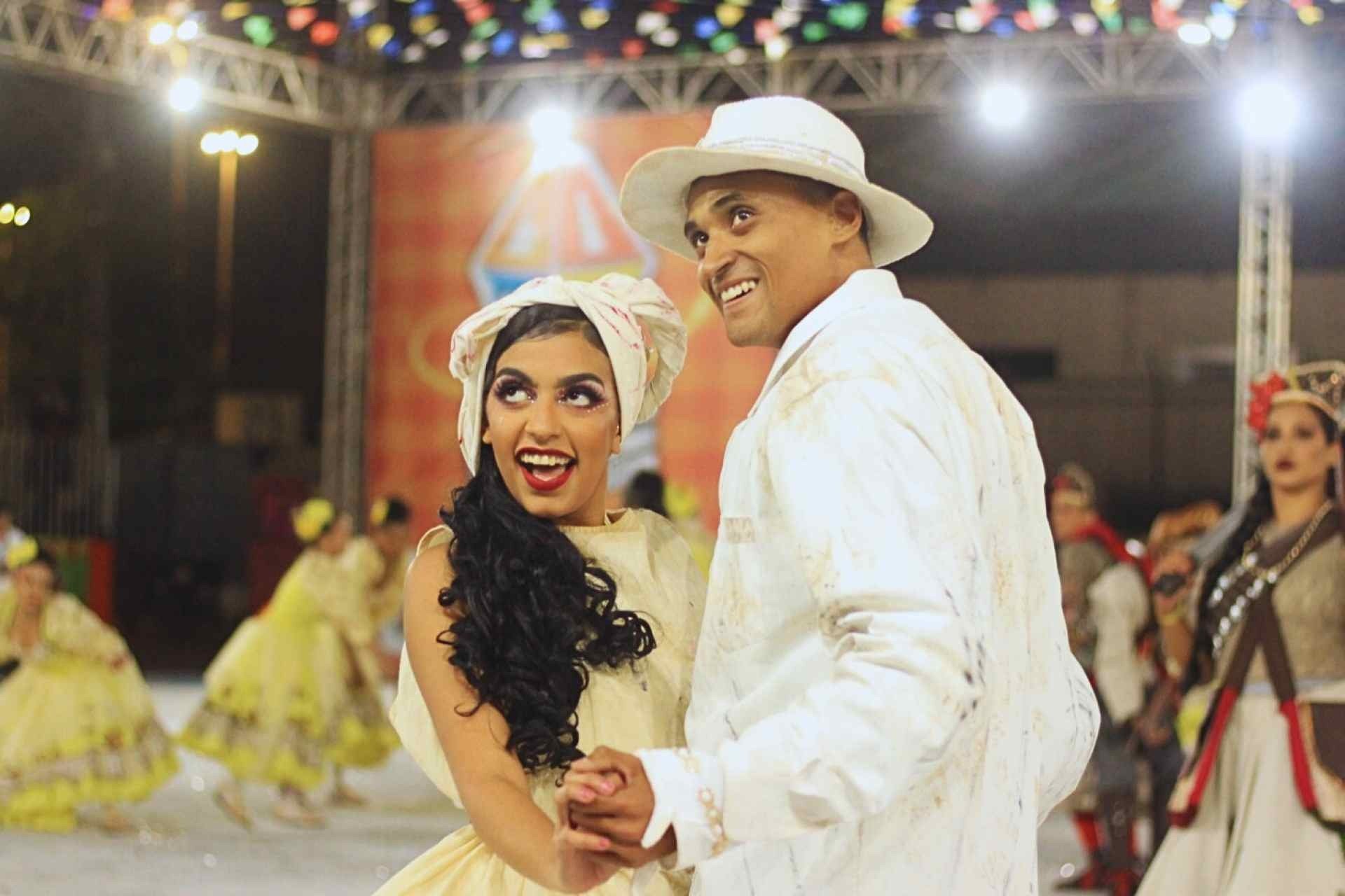 Betânia Bezerra e Ramon Gonçalves da Mala Véia também ganharam destaque como casal de noivos no circuito. 