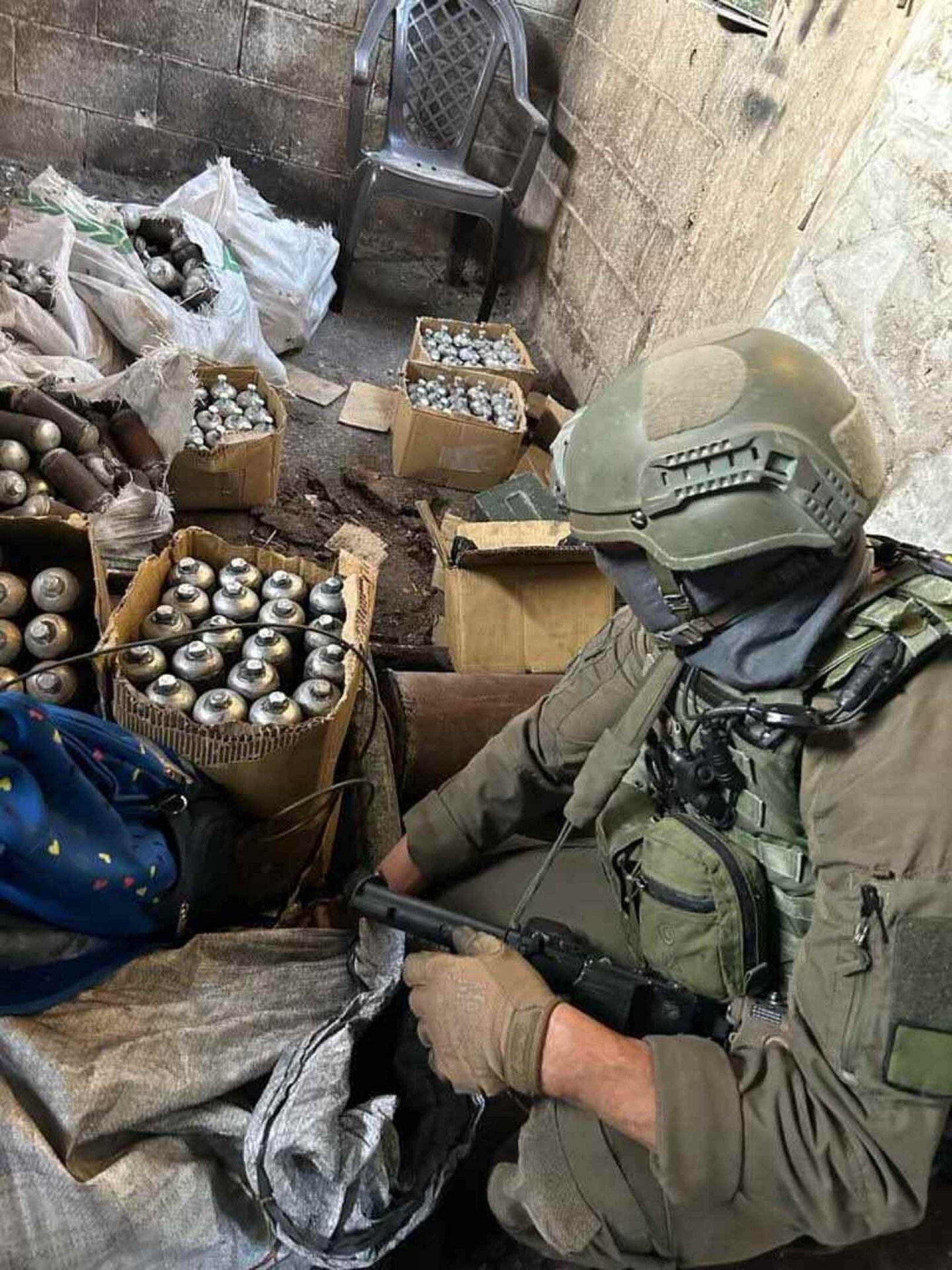 Soldado de Israel mostra o que seriam explosivos apreendidos durante a incursão 
