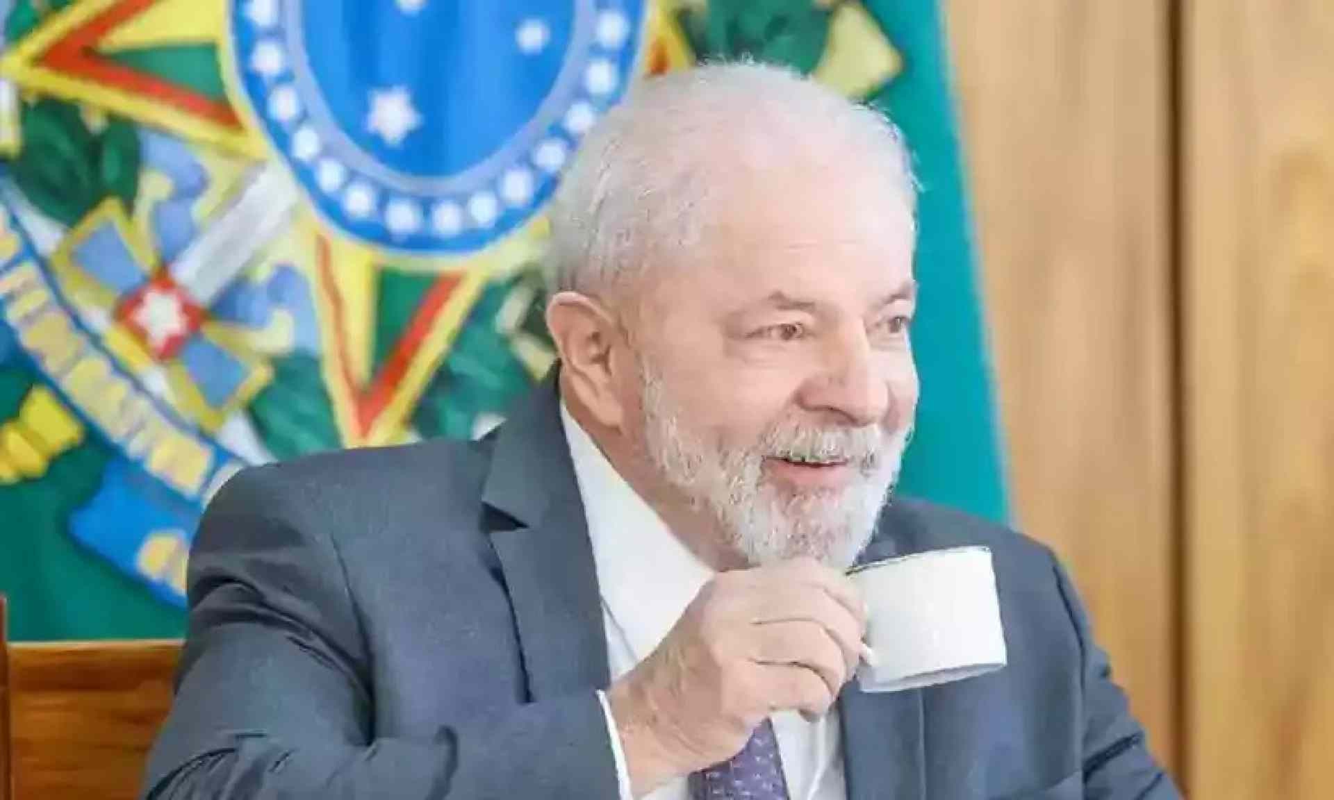 Presidente Lula proíbe uso de celular no gabinete e em reuniões