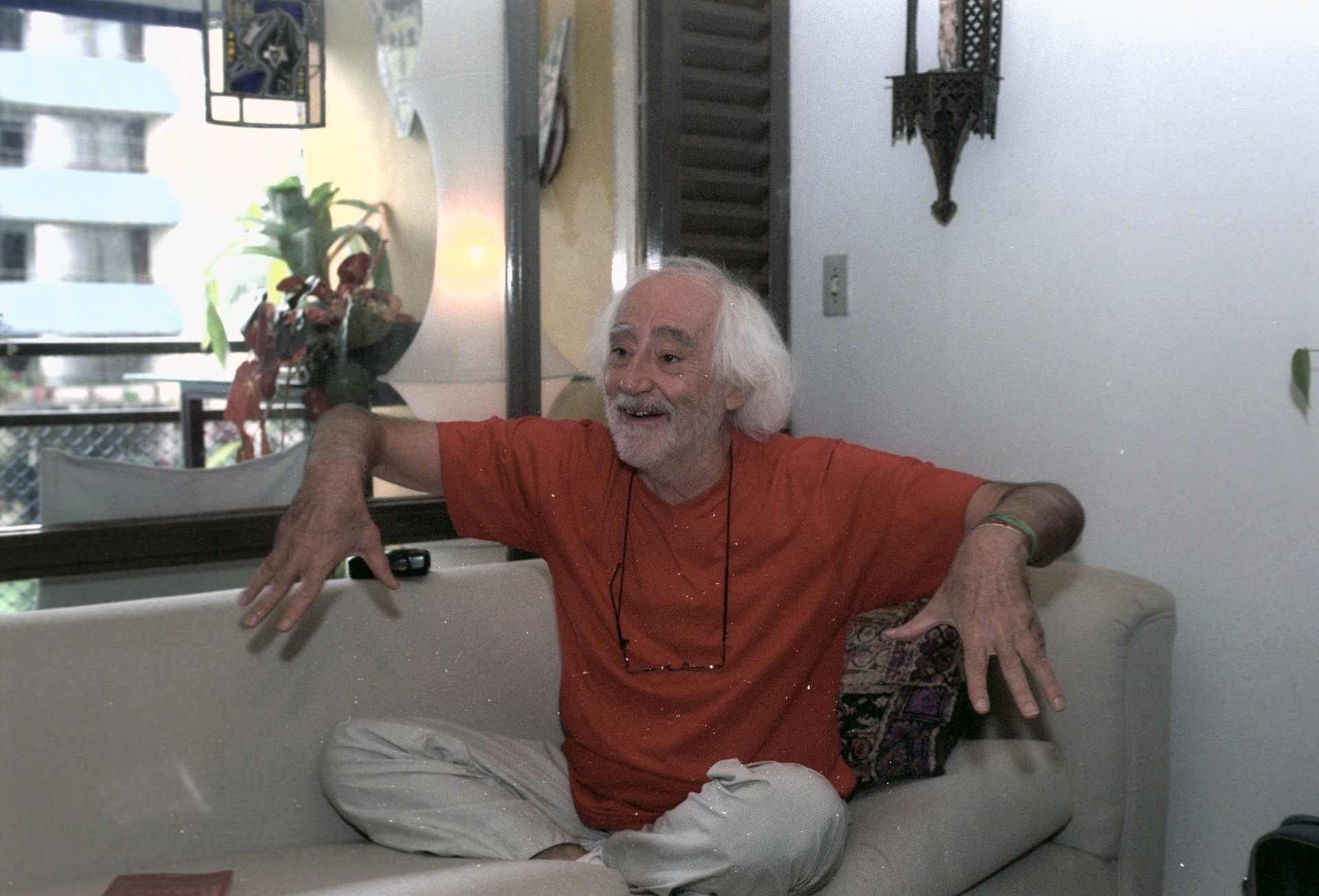 Zé Celso: diretor está intubado e com 53% o corpo queimado, diz médica